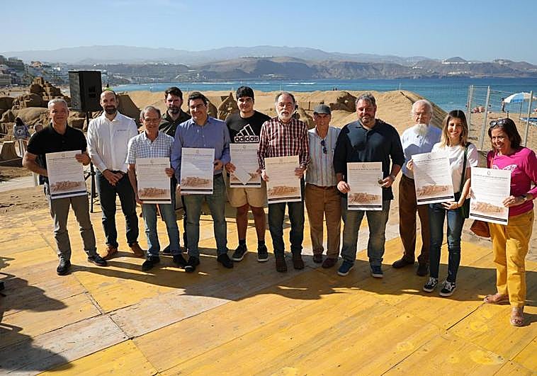 Homenaje a los canarios en el exterior del Belén de Arena de Las Canteras.
