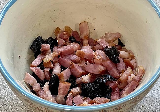 Mezclamos el bacon y las ciruelas
