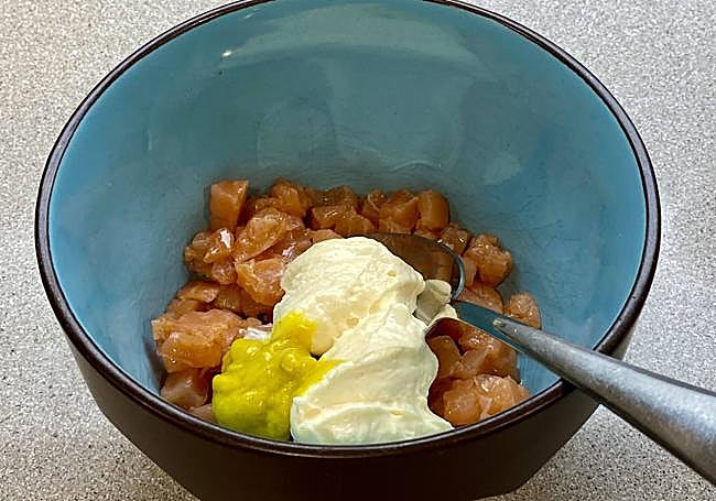 Mezclamos el salmón, la mayonesa y la mostaza