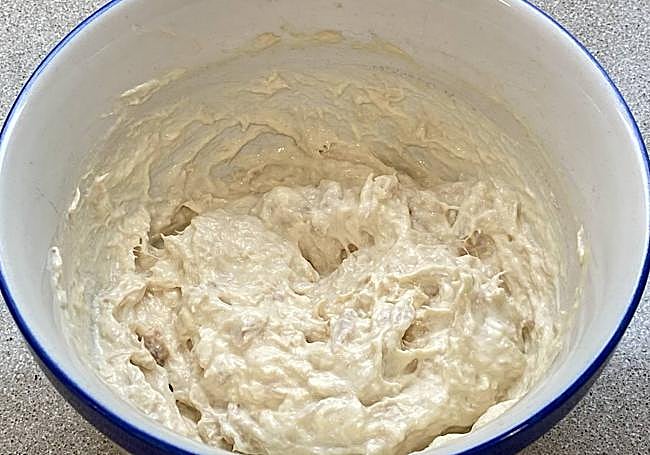 Mezclamos el atún, la mayonesa y el queso fresco