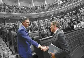 Alberto Núñez Feijóo (d) felicita a Pedro Sánchez tras ser investido presidente del Gobierno.
