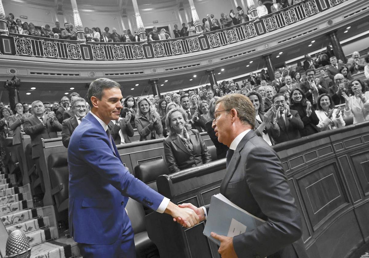 Alberto Núñez Feijóo (d) felicita a Pedro Sánchez tras ser investido presidente del Gobierno.
