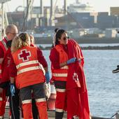Una fallecida y 13 desaparecidos en el naufragio de una zódiac que viajaba a Canarias
