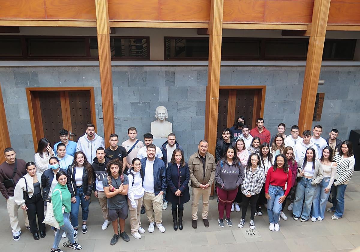 El alcalde, Pedro Rodríguez, y la edil de Educación, Sibisse Sosa, junto a parte de los estudiantes.