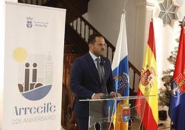 Yonathan de León, alcalde.