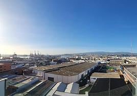 Cielos despejados y algo de calima en la capital grancanaria este viernes.