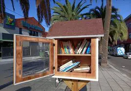 Las casetas con libros están distribuidas por las calles de nueve barrios de Santa Brígida.