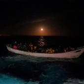 Un catamarán localiza tres cadáveres en un cayuco perdido a casi 300 kilómetros de El Hierro