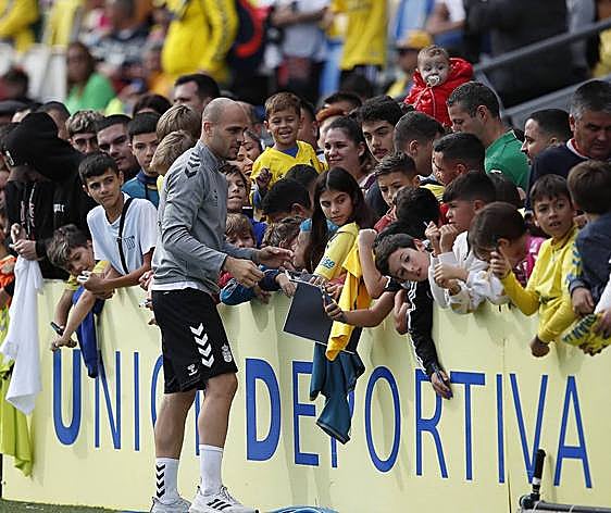 Sandro, con los niños.