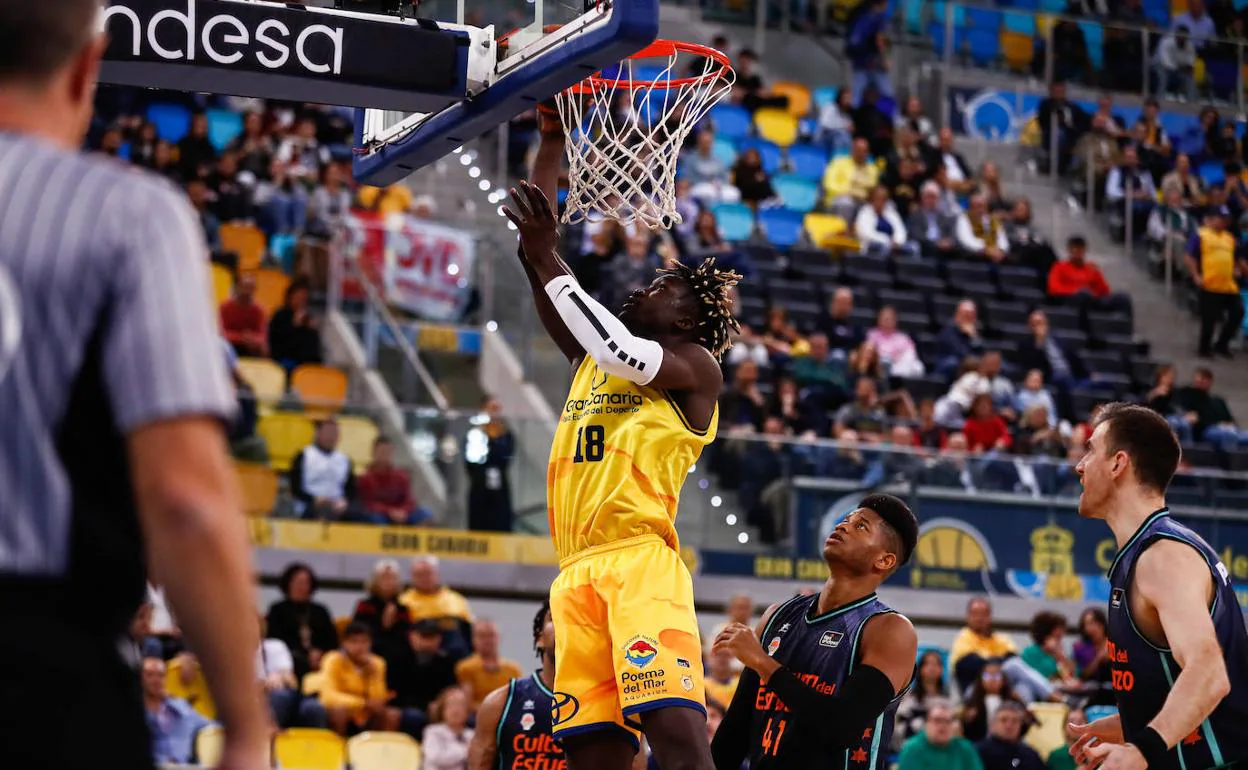 El pívot senegalés del Club Baloncesto Gran Canaria, Khalifa Diop, anota en el duelo contra el Valencia Basket en el Arena.. 