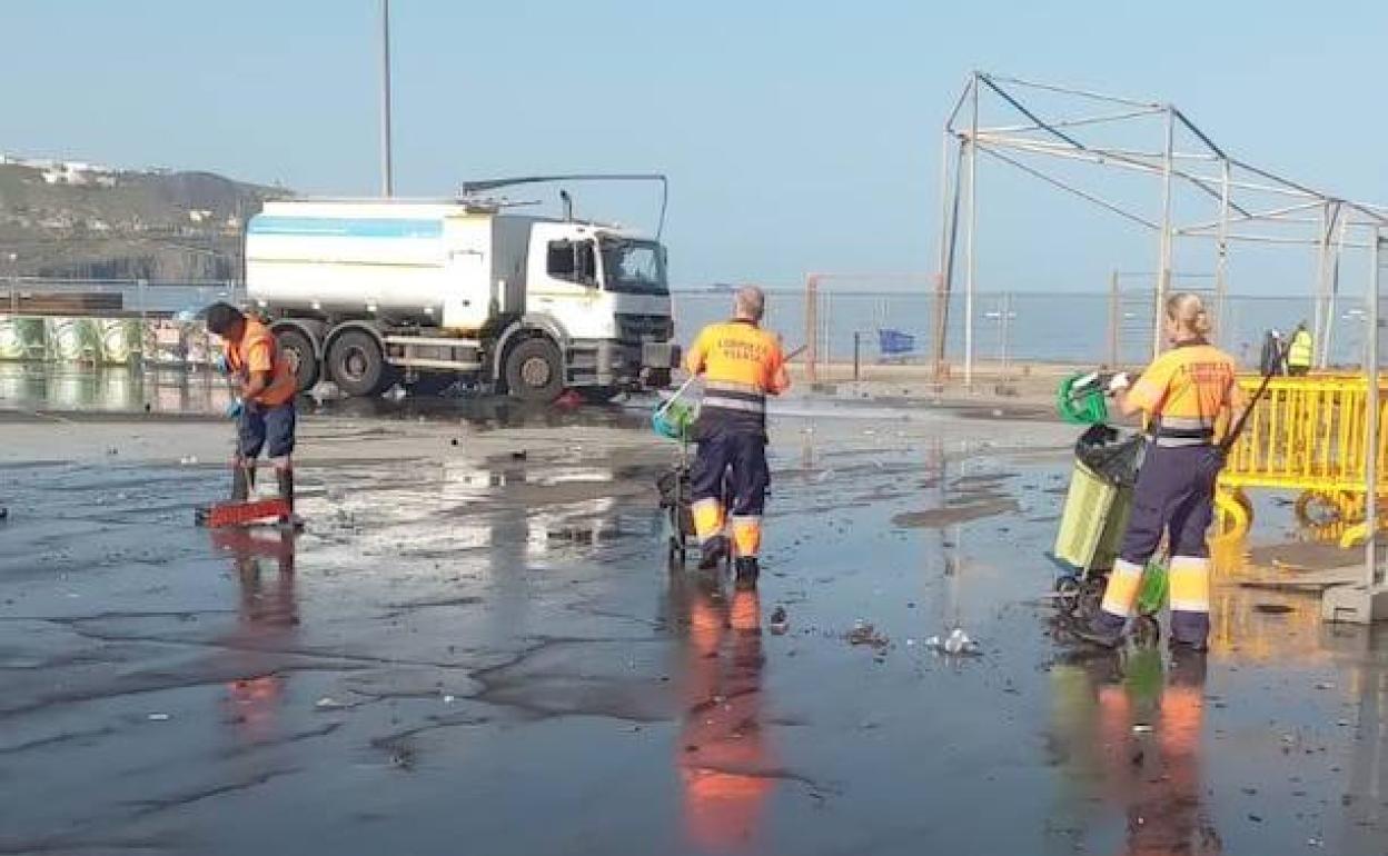 Operarios de Limpieza, esta mañana en la Plaza de la Música, en la capital grancanaria. 