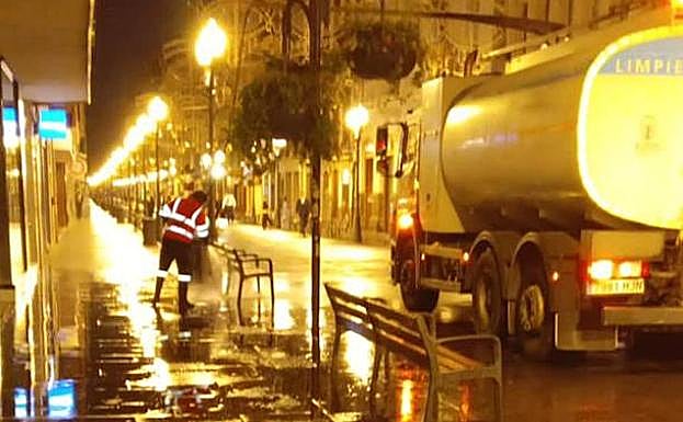 Imagen de los trabajos de limpieza desarrollados en la calle Triana. 
