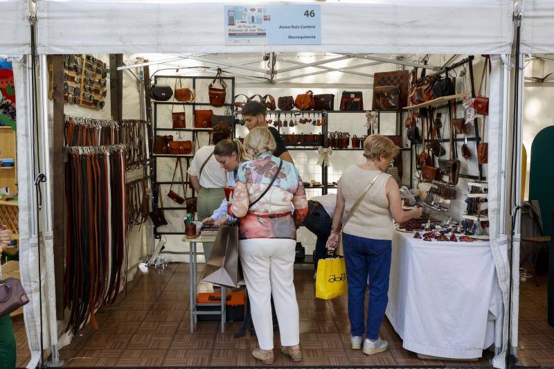 Fotos: 94 profesionales se dan cita en la Feria de Artesanía de San Telmo