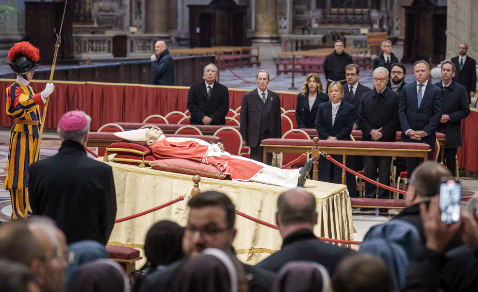 El cuerpo de Benedicto XVI ya está en la Basílica de San Pedro del Vaticano. 