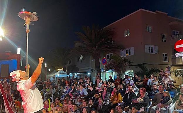 Imagen principal - Distintos momentos de Cuentópolis a su paso por los distintos barrios de Agüimes. 