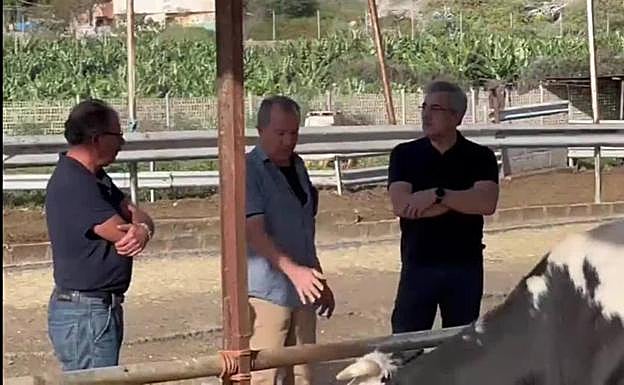 Román Rodriguez en su visita a la ganadería Reyes y Asociados. 