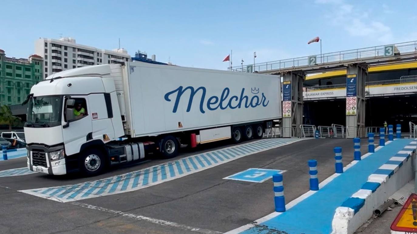 Imagen de un camión de Melchor entrando al barco. 