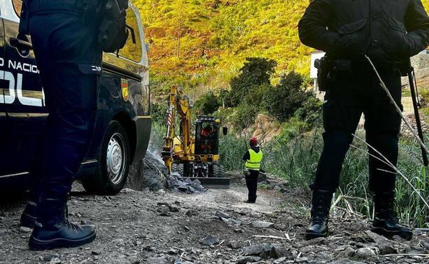 Agentes y vehículo de la Policía Nacional custodiando los trabajos de una excavadora en Salto de Chira. 