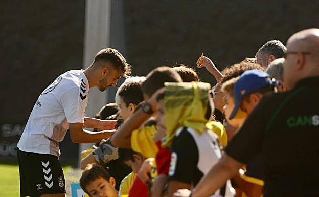 Óscar Clemente, firmando autógrafos en el entrenamiento de este martes. 