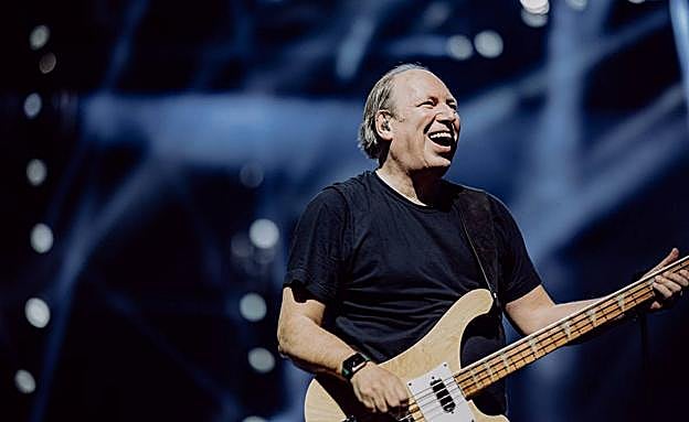 El compositor en uno de sus multitudinarios conciertos. 