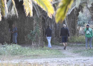Imagen secundaria 1 - Distintos momentos del operativo. Sobre estas líneas, los pocos moradores que quedan en el palmeral. 