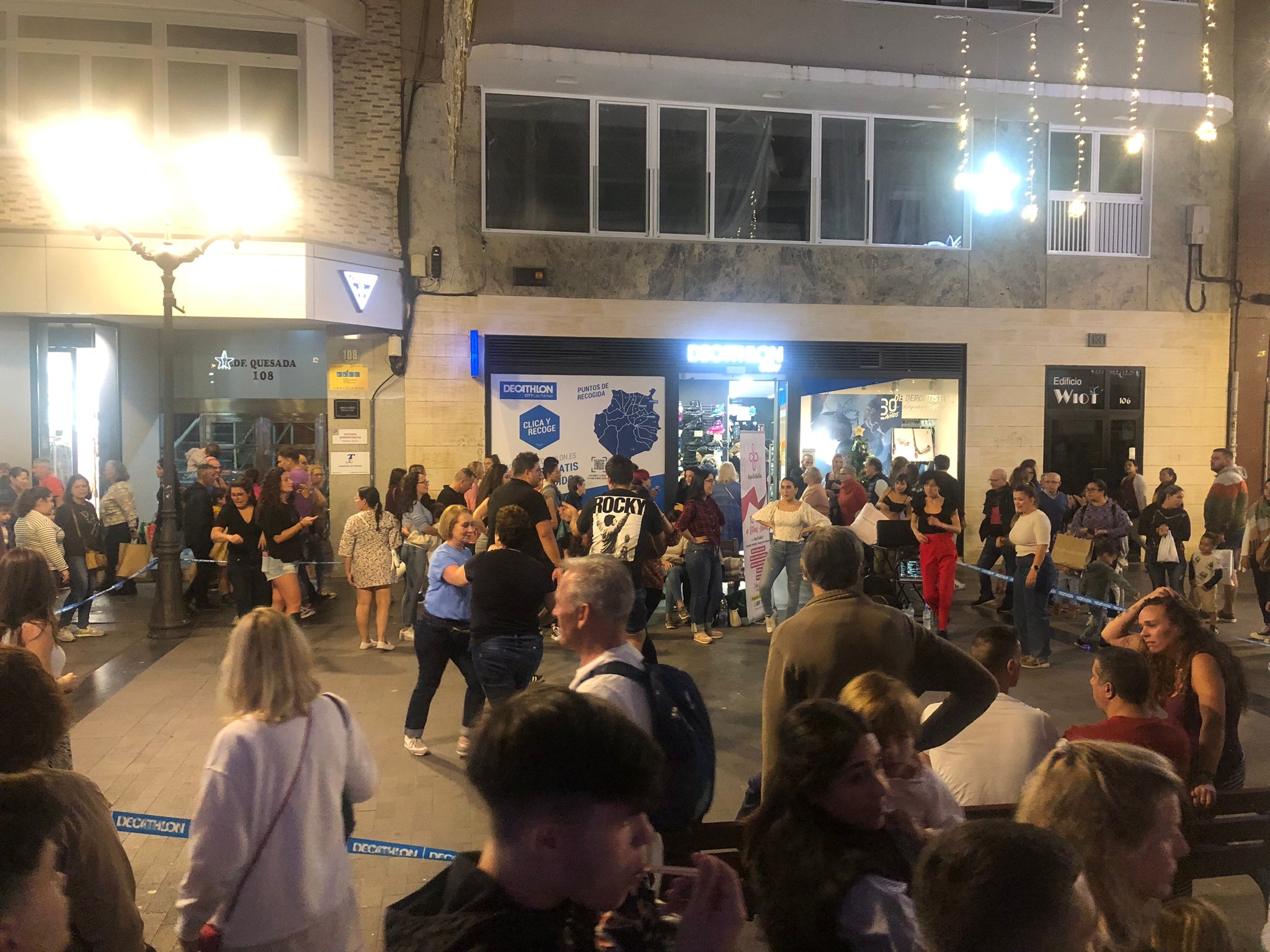 Baile, música y fiesta latina a las puertas de Decathlon en la calle de Triana.