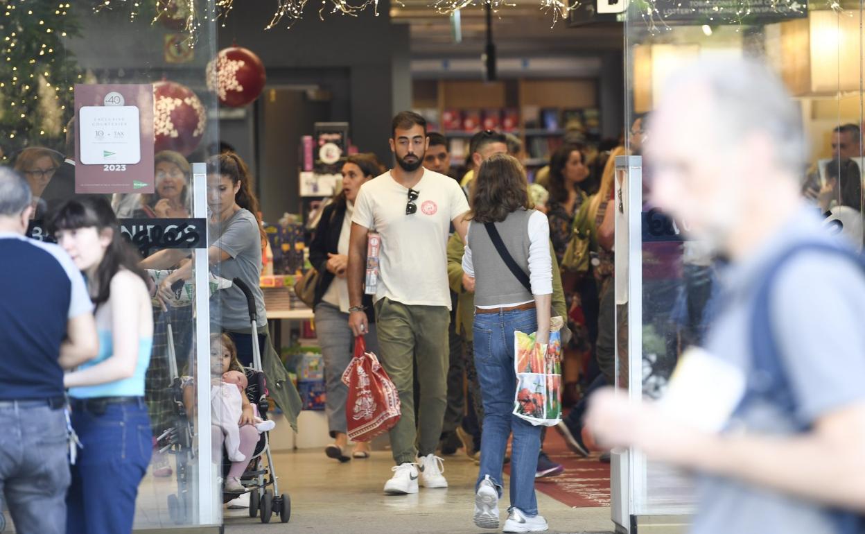 Las calles de las principales ciudades del archipiélago están a rebosar y los comercios registran una actividad no vista desde 2019. 