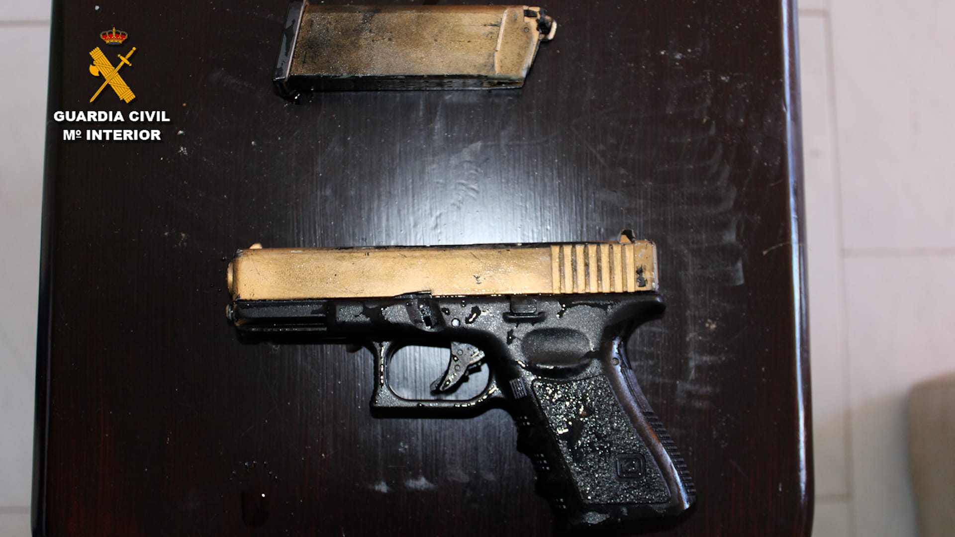 El arma de fuego que portaba uno de los delincuentes. 