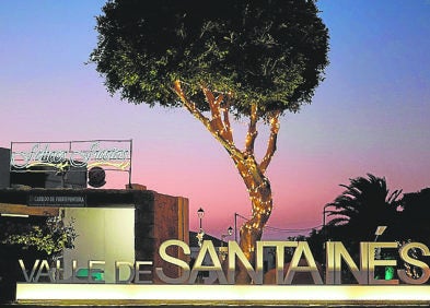 Imagen secundaria 1 - Arriba, la ermita de la patrona insular en Vega de Río Palmas. Abajo, luces a la entrada del Valle de Santa Inés y velas en la iglesia de Betancuria. 