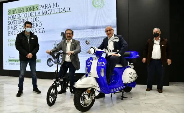 Raúl García en una bicicleta y el presidente del Cabildo en un ciclomotor eléctrico. 