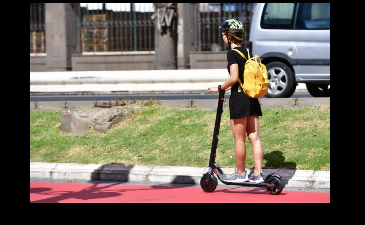 Una mujer circula con un patinete eléctrico por un carril bici de la capital grancanaria. 