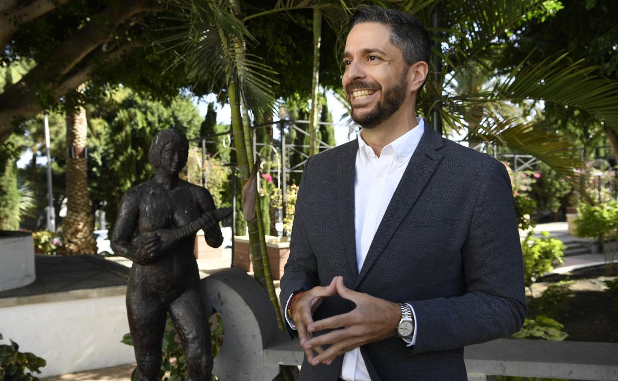 Raúl Martel Vega, en los jardines junto al Ayuntamiento. 