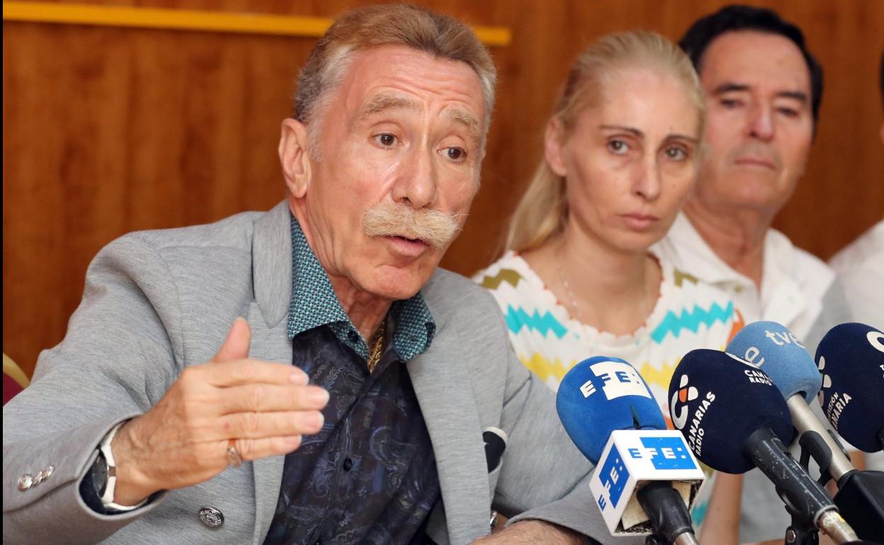 El letrado García-Montes, con la familia de Yéremi Vargas. 