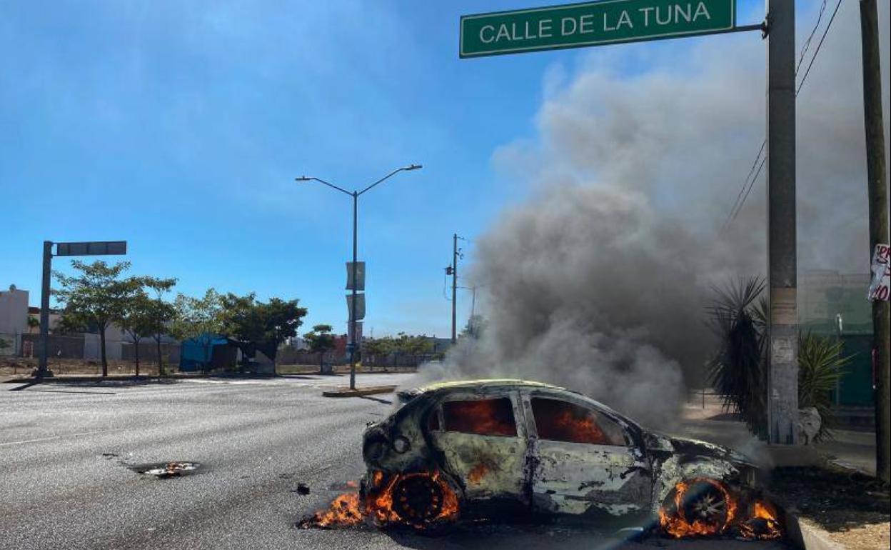 Un vehículo calcinado tras los violentos disturbios desatados por el arresto de Ovidio Guzmán.