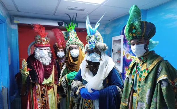 Imagen principal - Los Reyes Magos de Oriente visitan a los niños ingresados en el HUC