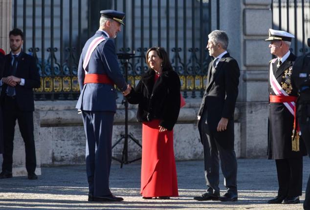 El Rey Felipe VI, saluda la ministra de Defensa, Magarita Robles, en presencia del ministro de Interior, Fernando Grande-Marlaska.
