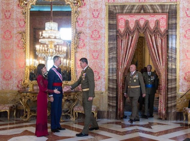 La Reina Letizia y el Rey Felipe VI saludan a los militares a su llegada a la celebración de la Pascua Militar en el Palacio Real.