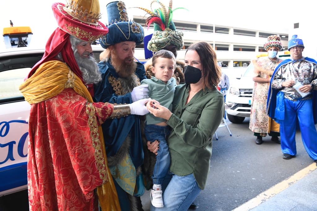 Los Reyes Magos visitan el Materno Infantil. 