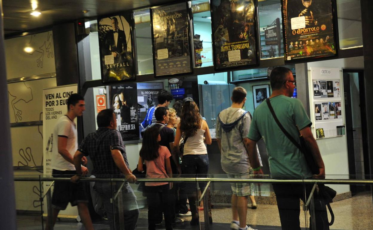 Imagen de archivo de la cartelera en un cine de la capital grancanaria. 