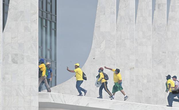 Bolsonaristas radicales invaden el Palacio presidencial de Brasil