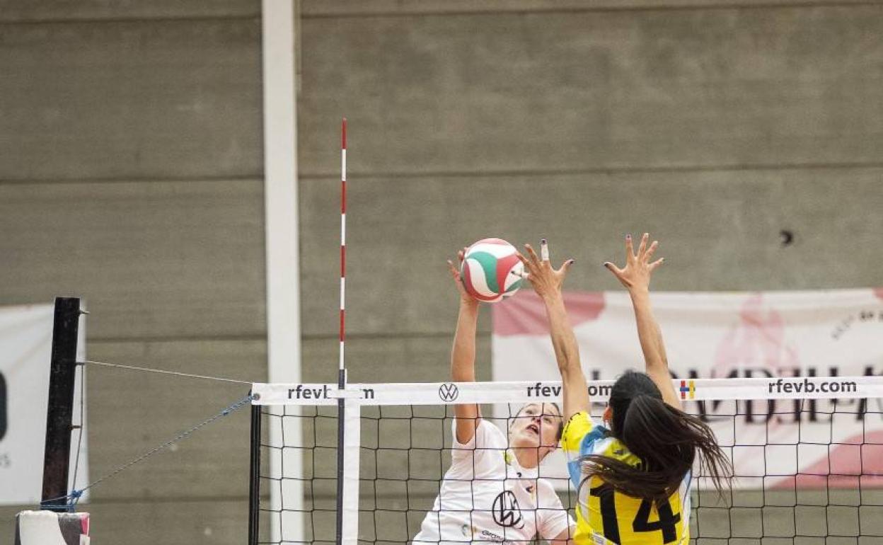 Imagen del derbi disputado en el pabellón Miguel Solaesa. 