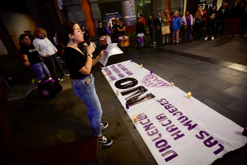 Fotos: Concentración de la Red Feminista de Gran Canaria en repulsa por el asesinato machista en Tenerife
