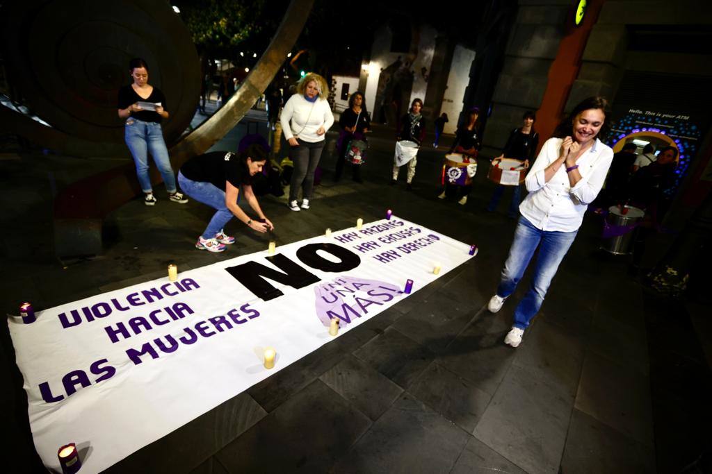 Fotos: Concentración de la Red Feminista de Gran Canaria en repulsa por el asesinato machista en Tenerife