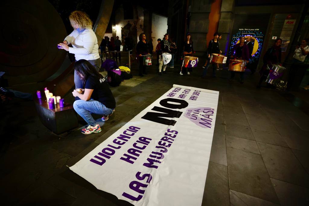 Fotos: Concentración de la Red Feminista de Gran Canaria en repulsa por el asesinato machista en Tenerife