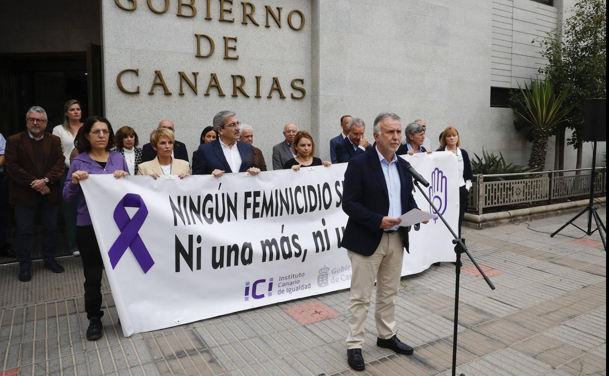 El presidente canario, Ángel Víctor Torres, y parte del Gobierno, ayer, en la sede de presidencia donde se celebró el acto de repulsa por el asesinato machista de Hayate en Tenerife. 