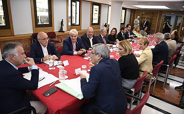 Imagen de la reunión mantenida ayer entre los cabildos con Ángel Víctor Torres y distintos miembros del Gobierno. Juan Carlos Alonso