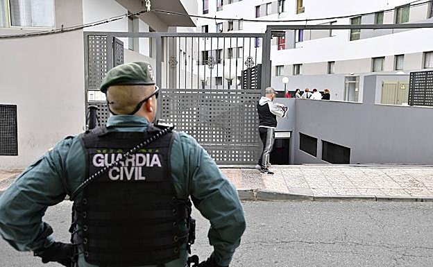 En la imagen, uno de los agentes que este martes acudieron a custodiar la entrada de los operarios al edificio. 