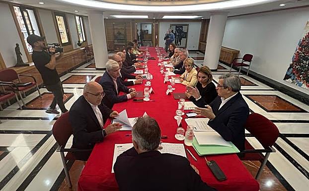 Torres preside la reunión entre la Fecai y el Gobierno de Canarias. 