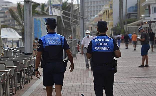 La capital grancanaria contratará un médico para que 19 policías puedan recuperar sus pistolas 