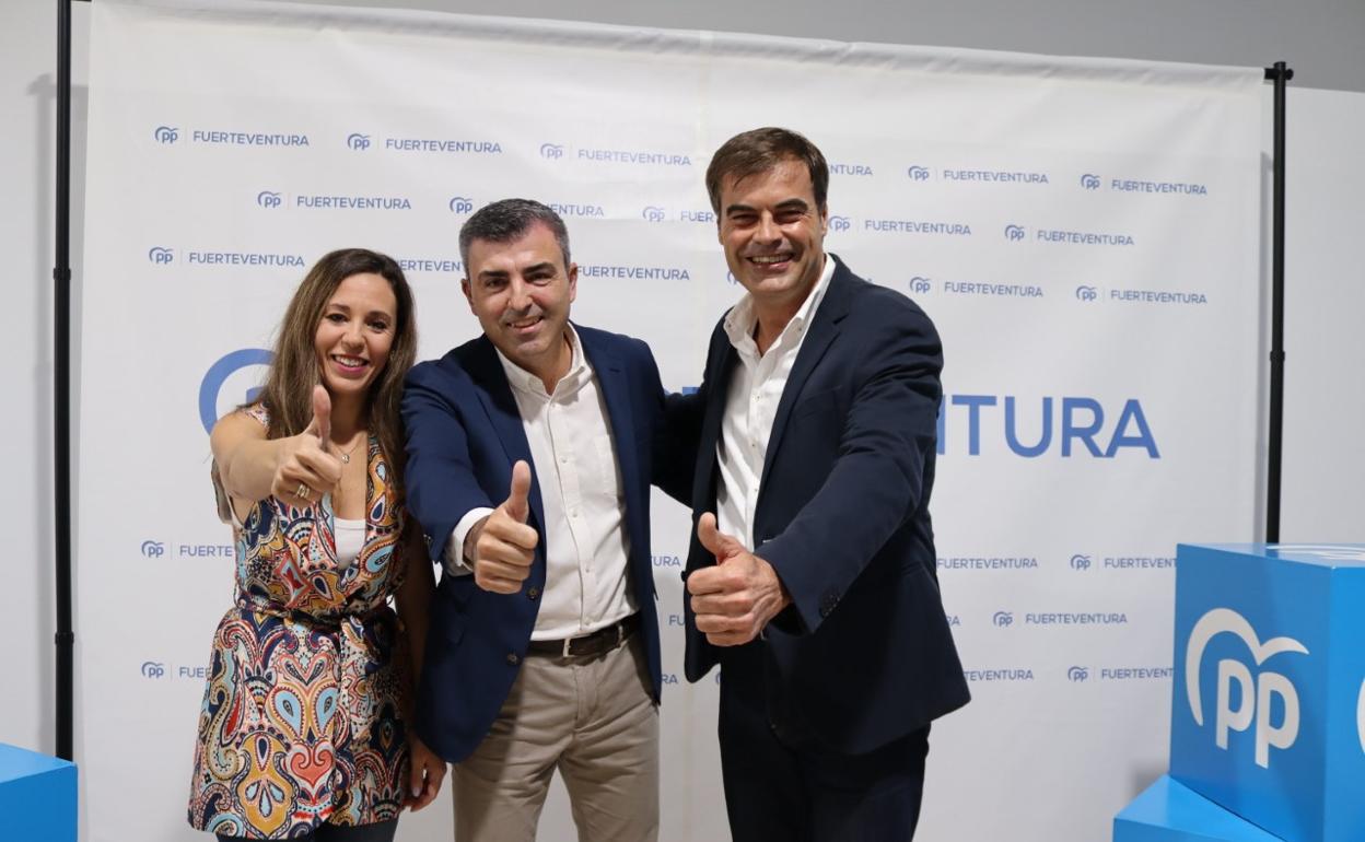 Jessica de León, exconsejera de Turismo, con Manuel Domínguez y Fernando Enseñat, presidentes regional e insular respectivamente del PP. 
